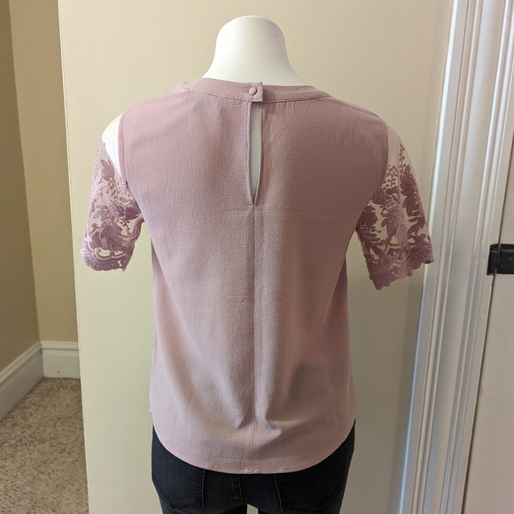 Lulu's pink top with embroidery lace sleeve size xs - Picture 3 of 8